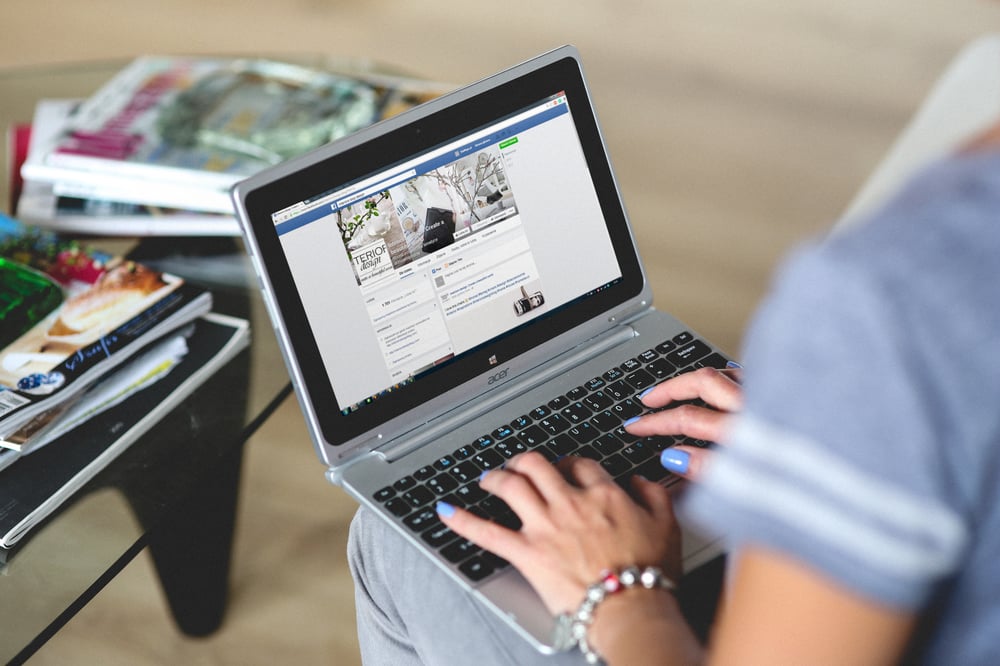 publicidad facebook laptop